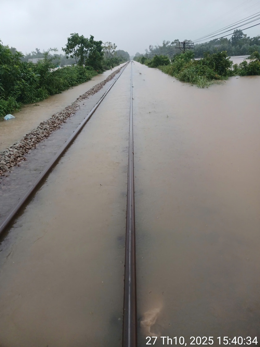 Đường sắt tạm dừng nhiều đôi tàu Bắc - Nam do lũ lớn miền Trung - Ảnh 1.