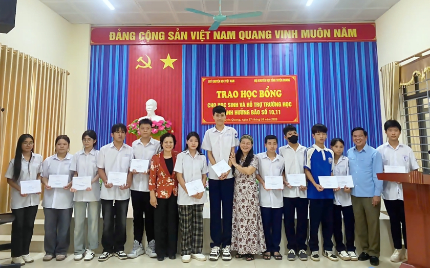 Hội Khuyến học Tuyên Quang hỗ trợ trường học và học sinh khắc phục hậu quả bão lũ - Ảnh 2.