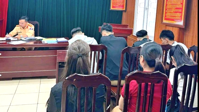 Công an xác minh, xử lý nhóm thanh niên điều khiển xe mô tô không đội mũ bảo hiểm trên cầu Vĩnh Tuy - Ảnh 2.