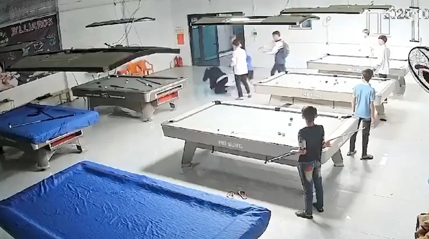 Một học sinh ở Nghệ An bị bạn đánh hội đồng phải nhập viện cấp cứu- Ảnh 1. Một học sinh ở Nghệ An bị bạn đánh hội đồng phải nhập viện cấp cứu- Ảnh 1.