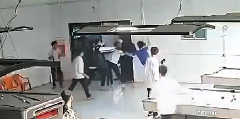 Một học sinh ở Nghệ An bị bạn đánh hội đồng phải nhập viện cấp cứu- Ảnh 2. Một học sinh ở Nghệ An bị bạn đánh hội đồng phải nhập viện cấp cứu- Ảnh 2.