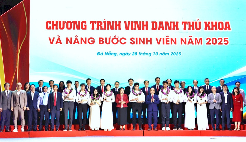 Đại học Đà Nẵng vinh danh thủ khoa và nâng nước sinh viên - Ảnh 5.