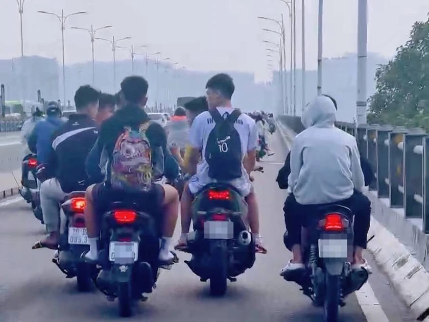 Công an xác minh, xử lý nhóm thanh niên điều khiển xe mô tô không đội mũ bảo hiểm trên cầu Vĩnh Tuy - Ảnh 1.