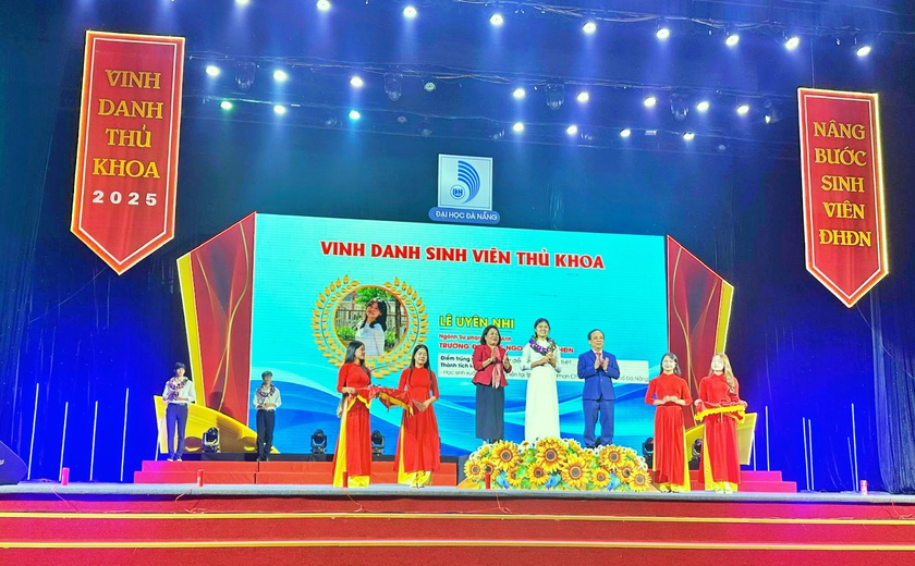 Đại học Đà Nẵng vinh danh thủ khoa và nâng nước sinh viên - Ảnh 1.