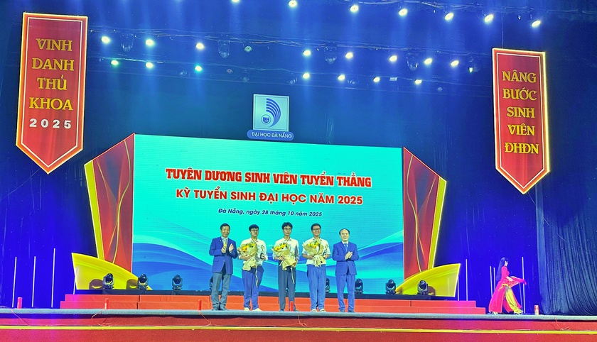 Đại học Đà Nẵng vinh danh thủ khoa và nâng nước sinh viên - Ảnh 3.