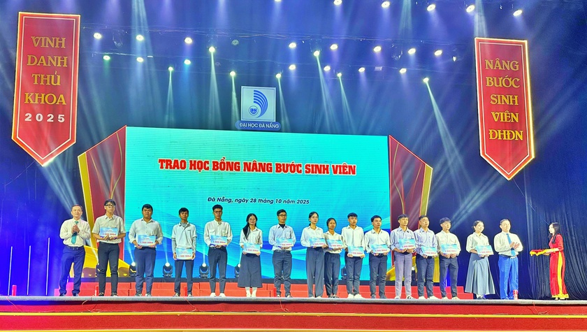 Đại học Đà Nẵng vinh danh thủ khoa và nâng nước sinh viên - Ảnh 2.