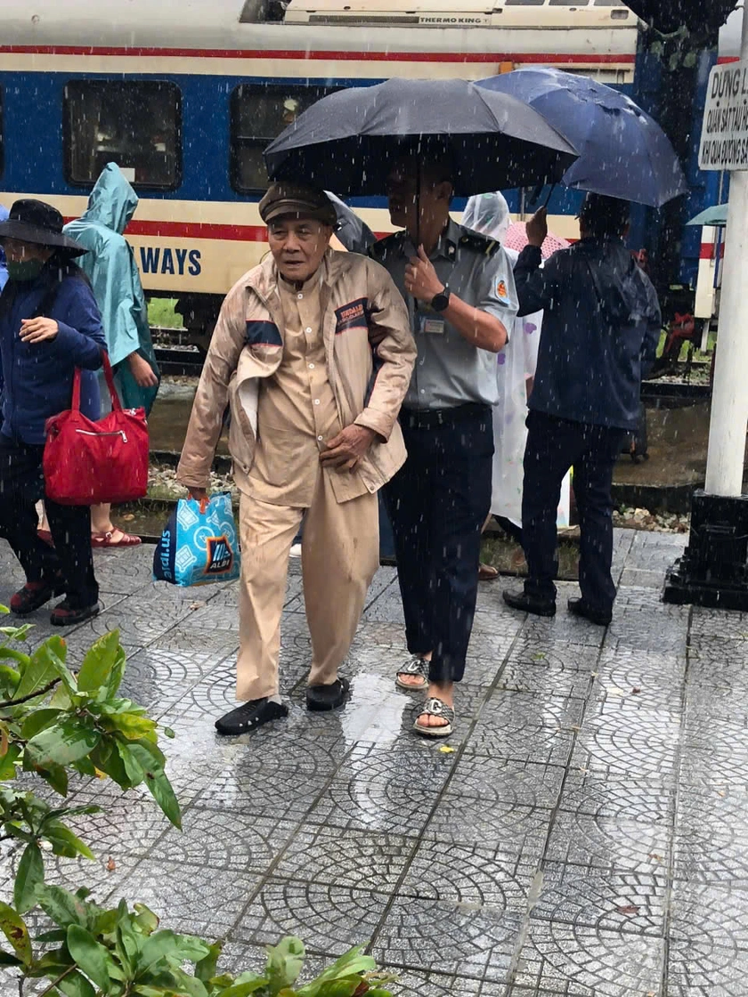 Đường sắt chuyển tải khẩn cấp 4.576 khách vì mưa lũ - Ảnh 1.