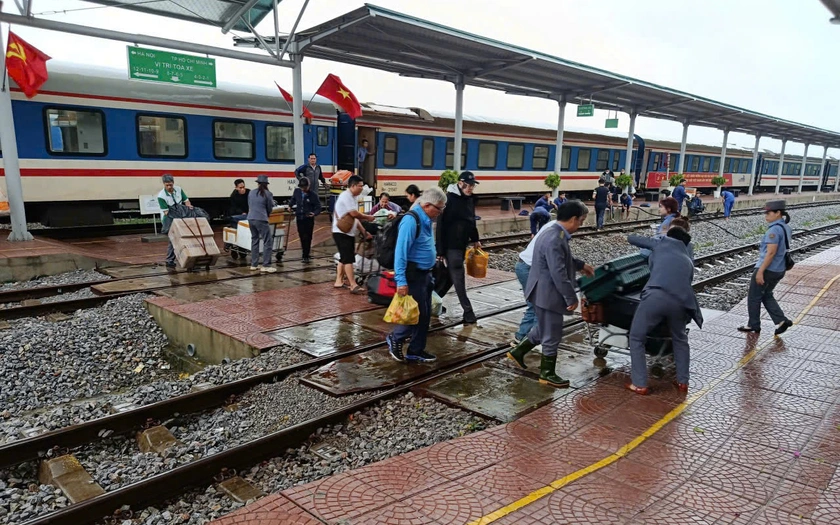 Hơn 4.500 hành khách được chuyển tải an toàn do mưa lũ miền Trung. Ảnh: ĐSVN