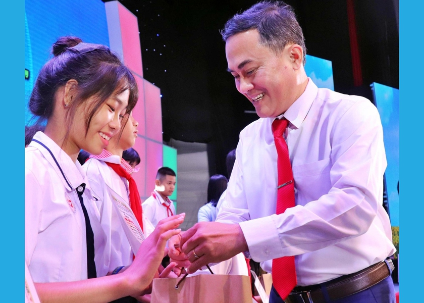 Hội Khuyến học tỉnh Đồng Nai tổ chức Chương trình trao học bổng tiếp sức học sinh, sinh viên vượt khó học tốt  - Ảnh 1.