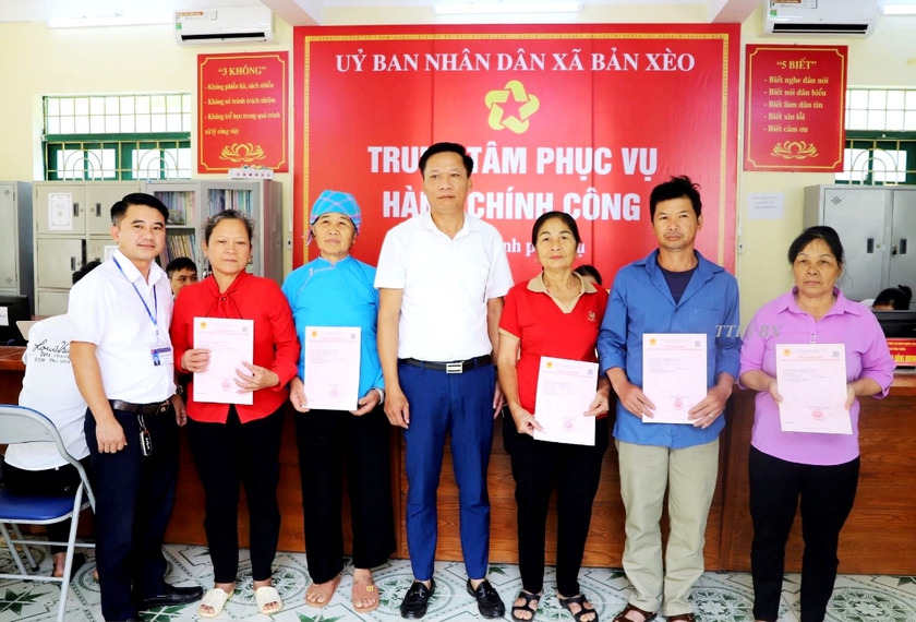 Hiệu quả bước đầu chuyển đổi số gắn với thủ tục hành chính công ở xã vùng cao Bản Xèo - Ảnh 1.