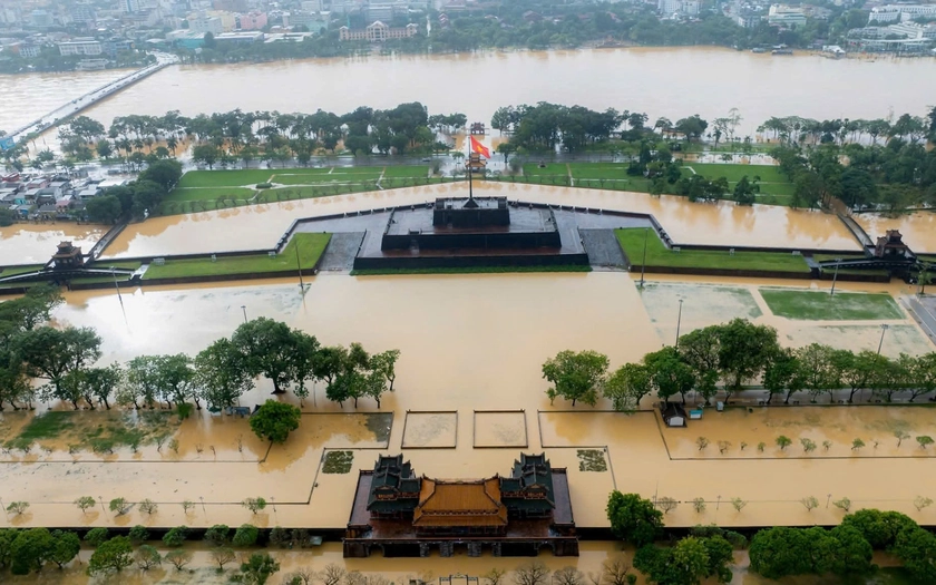 Khôi phục các hoạt động ngay sau khi lũ rút, nhất là lớp học, trường học và các cơ sở y tế - Ảnh 1.