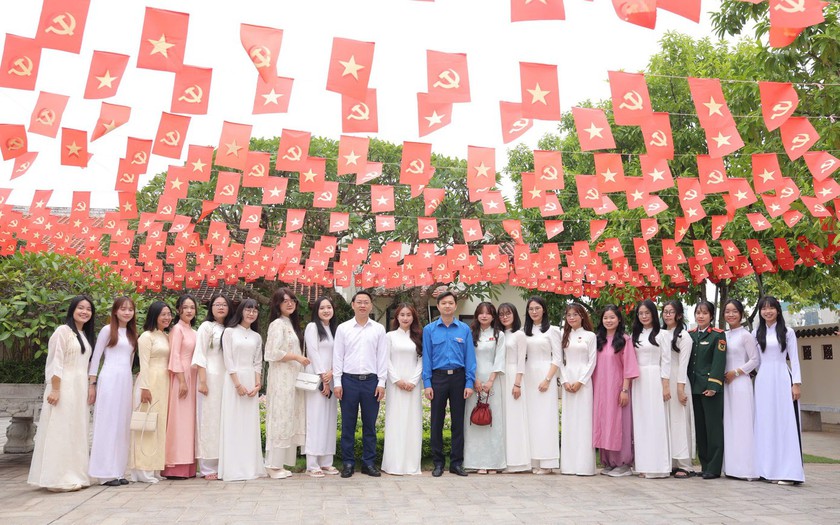 20 nữ sinh tiêu biểu được vinh danh là những tấm gương học tập xuất sắc. Nguồn ảnh: Báo Tiền Phong. 20 nữ sinh tiêu biểu được vinh danh là những tấm gương học tập xuất sắc. Nguồn ảnh: Báo Tiền Phong.