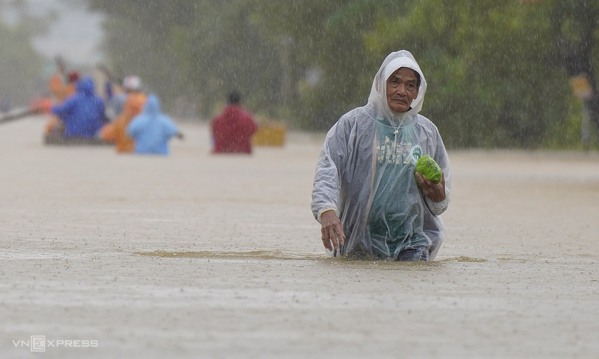 Khôi phục các hoạt động ngay sau khi lũ rút, nhất là lớp học, trường học và các cơ sở y tế - Ảnh 2.