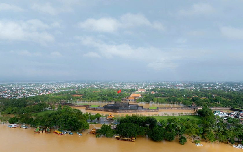 Các tỉnh, thành phố từ Nghệ An đến Huế khẩn trương thực hiện ứng phó mưa lớn, lũ, ngập lụt, lũ quét, sạt lở đất - Ảnh 1.