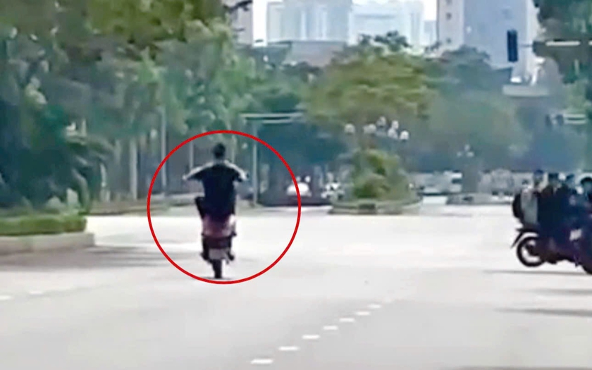 Con đi xe máy bốc đầu - phạt bố “giao xe cho người không đủ điều kiện điều khiển phương tiện tham gia giao thông” - Ảnh 1.