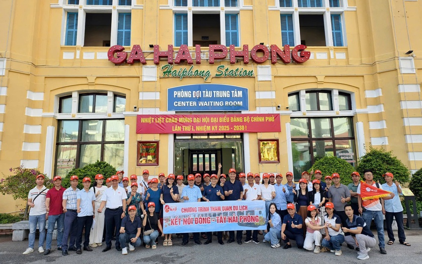 Cán bộ, hành khách đi tàu Hải Dương - Hải Phòng (HP15/HP16). Ảnh: VNR Cán bộ, hành khách đi tàu Hải Dương - Hải Phòng (HP15/HP16). Ảnh: VNR