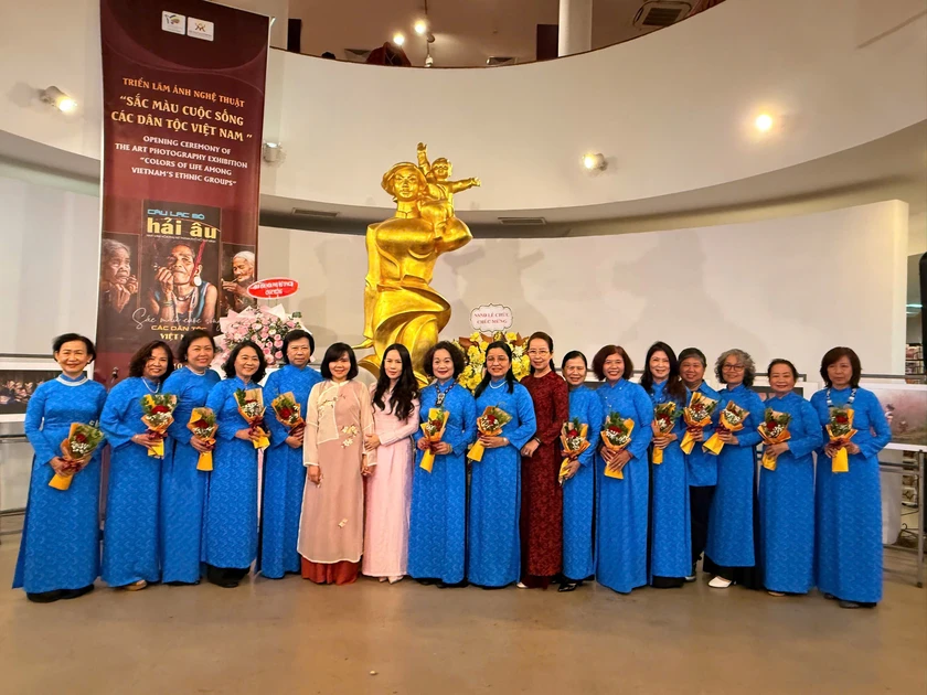 Triển lãm "Sắc màu cuộc sống các dân tộc Việt Nam" của Câu lạc bộ nhiếp ảnh nữ Hải Âu - Ảnh 1.