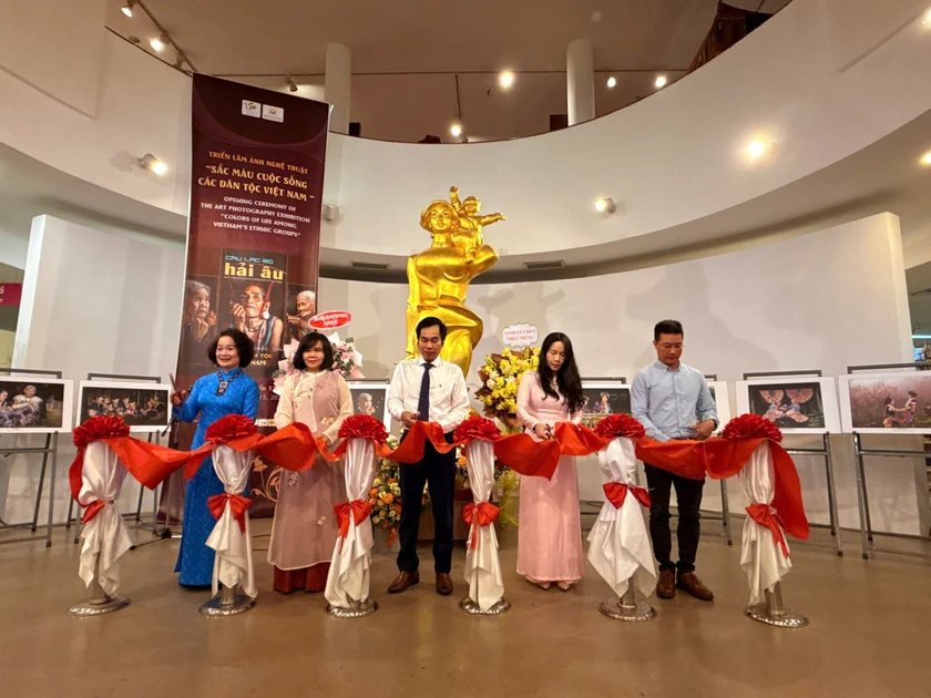 Triển lãm "Sắc màu cuộc sống các dân tộc Việt Nam" của Câu lạc bộ nhiếp ảnh nữ Hải Âu - Ảnh 2.