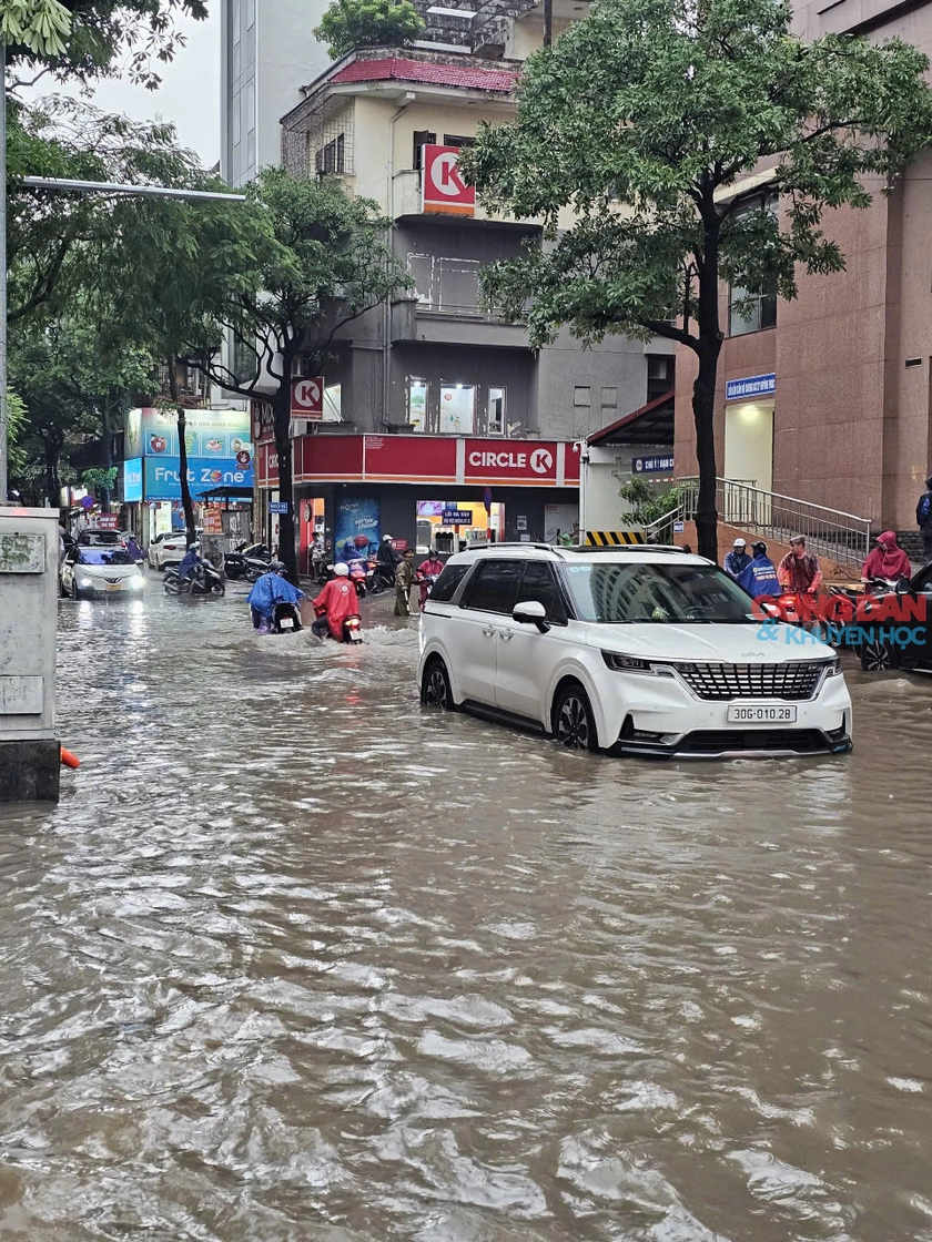 Hà Nội có cần "minh oan" khi ngày càng dễ ngập? - Ảnh 1.