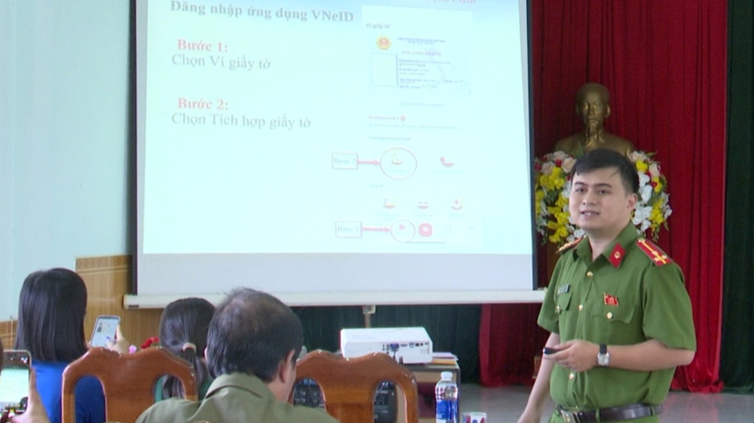 Lan tỏa phong trào “Bình dân học vụ số” tại xã Đăk Tô - Ảnh 1.