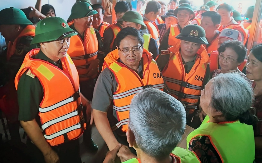 Thủ tướng Phạm Minh Chính thăm hỏi người dân, chỉ đạo khắc phục hậu quả mưa lũ tại Thái Nguyên - Ảnh 2.
