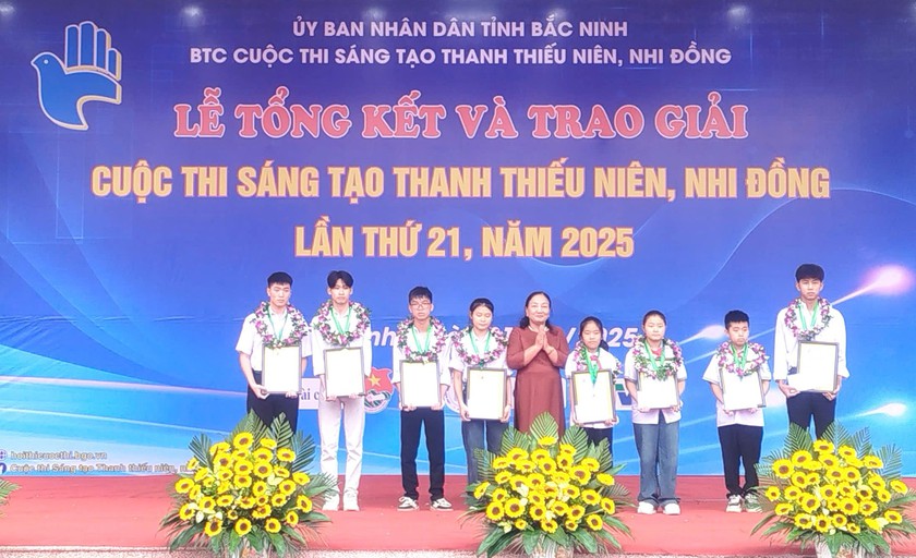 Hội Khuyến học tỉnh Bắc Ninh trao thưởng, khuyến khích học sinh phát huy tinh thần sáng tạo - Ảnh 1.