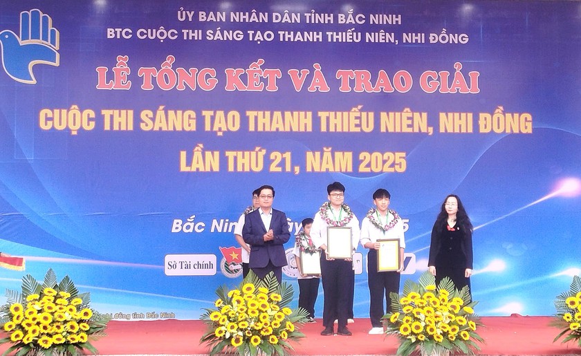 Hội Khuyến học tỉnh Bắc Ninh trao thưởng, khuyến khích học sinh phát huy tinh thần sáng tạo - Ảnh 2.
