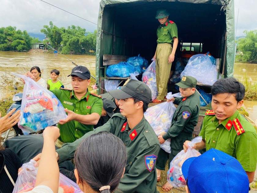 Thủ tướng: Không để người dân thiếu lương thực thực phẩm, kịp thời xử lý môi trường sau mưa lũ- Ảnh 1. Thủ tướng: Không để người dân thiếu lương thực thực phẩm, kịp thời xử lý môi trường sau mưa lũ- Ảnh 1.