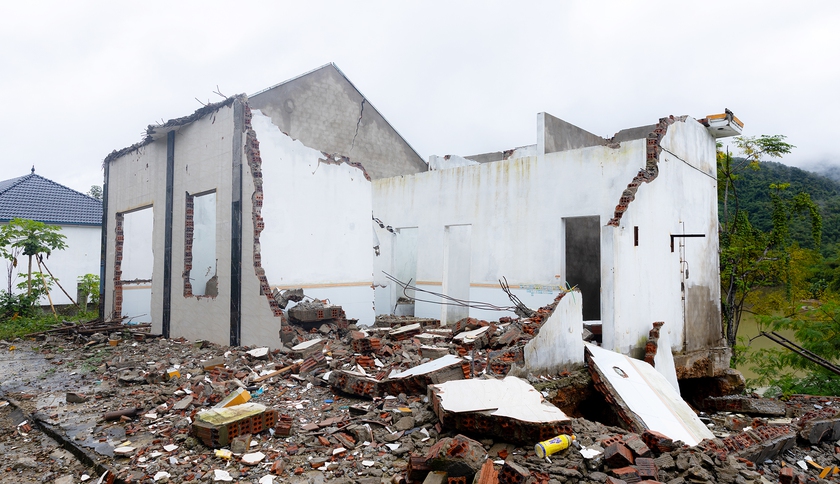 Hội phụ nữ Nghệ An chung tay khắc phục, xây dựng nhà bị sập sau bão cho hội viên- Ảnh 1. Hội phụ nữ Nghệ An chung tay khắc phục, xây dựng nhà bị sập sau bão cho hội viên- Ảnh 1.