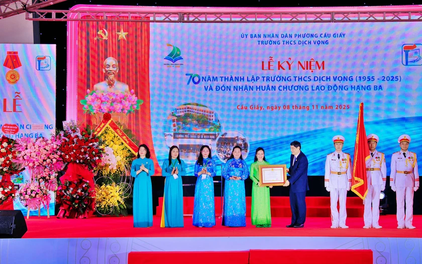 Trường THCS Dịch Vọng đón nhận Huân chương Lao động hạng Ba với 70 năm hành trình vun đắp tri thức - Ảnh 7.