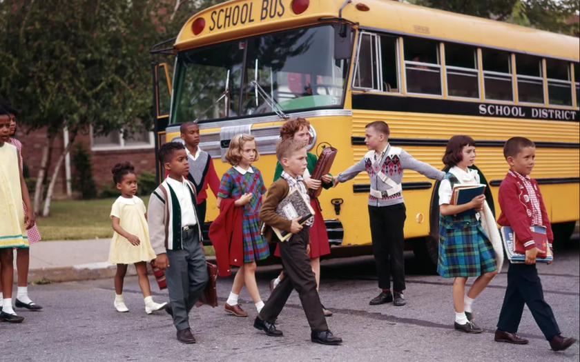 “School Bus Yellow” - xe bus chở học sinh được chọn màu vàng ở các nước, vì khả năng hiển thị cao hơn các màu khác. Nguồn: Smithsonianmag.
