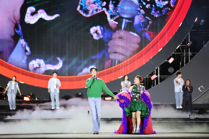 Đen cùng Hoàng Thùy Linh "đốt cháy" sân khấu concert "Quảng Ninh - Đất mỏ anh hùng"  - Ảnh 4.