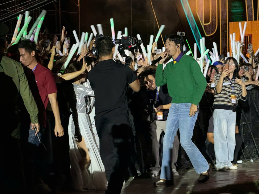 Đen cùng Hoàng Thùy Linh "đốt cháy" sân khấu concert "Quảng Ninh - Đất mỏ anh hùng"  - Ảnh 6.