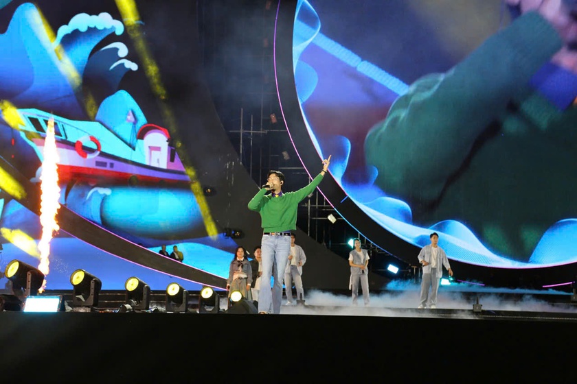 Đen cùng Hoàng Thùy Linh "đốt cháy" sân khấu concert "Quảng Ninh - Đất mỏ anh hùng"  - Ảnh 5.