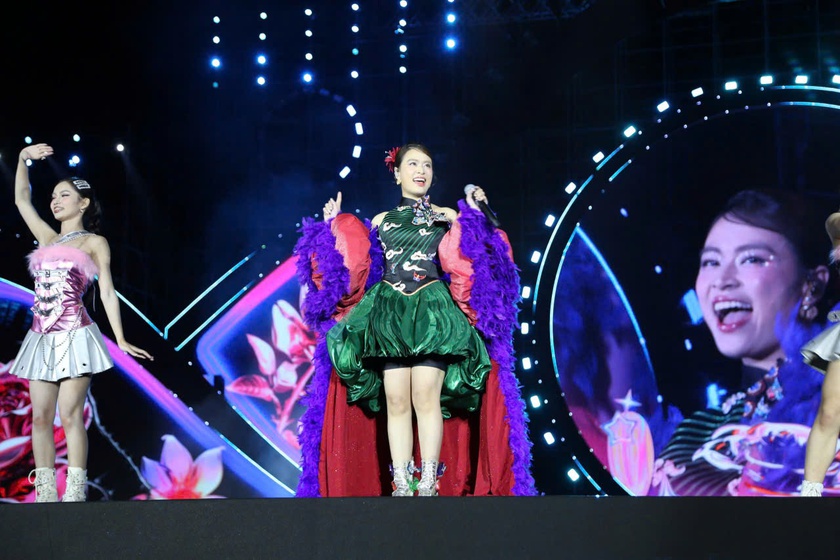 Đen cùng Hoàng Thùy Linh "đốt cháy" sân khấu concert "Quảng Ninh - Đất mỏ anh hùng"  - Ảnh 2.