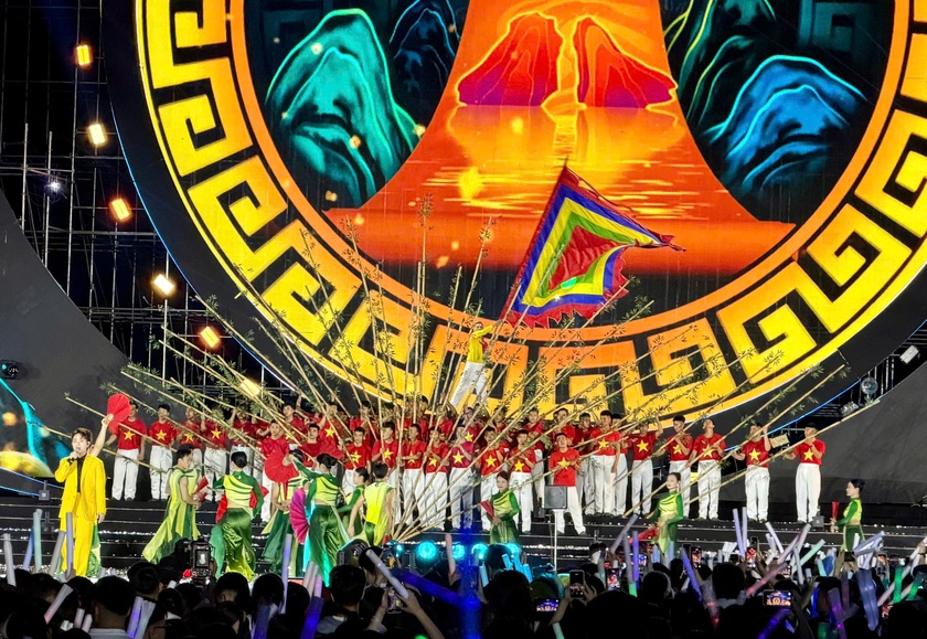 Quảng Ninh: Hơn 30.000 khán giả "cháy" hết mình tại concert "Quảng Ninh - Đất mỏ anh hùng" - Ảnh 8.