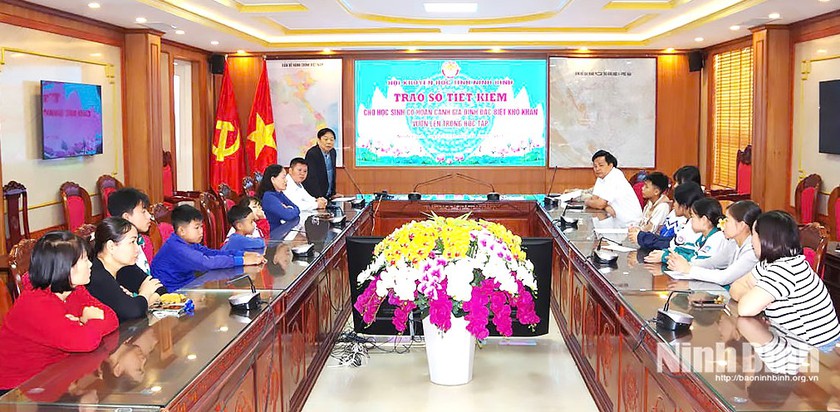 Hội Khuyến học tỉnh Ninh Bình trao 17 sổ tiết kiệm trị giá gần 500 triệu đồng cho học sinh khó khăn - Ảnh 2.