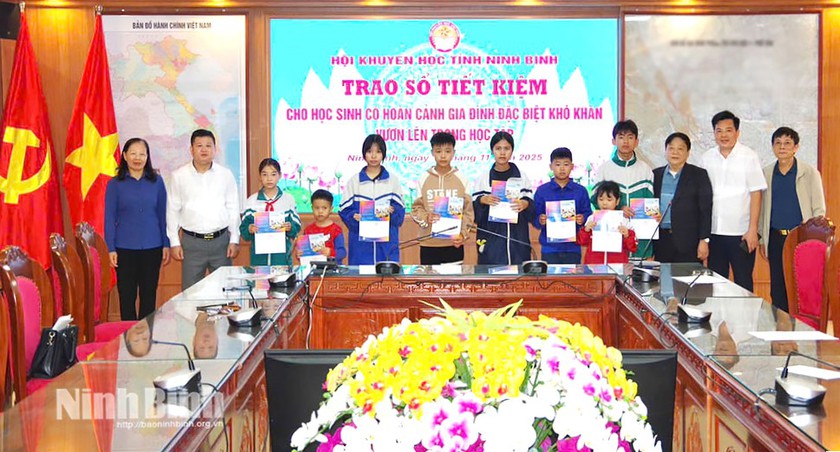 Hội Khuyến học tỉnh Ninh Bình trao 17 sổ tiết kiệm trị giá gần 500 triệu đồng cho học sinh khó khăn - Ảnh 1.
