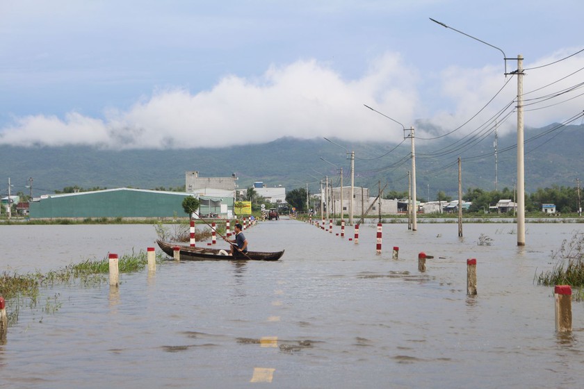Tập trung khôi phục sản xuất kinh doanh, ổn định đời sống nhân dân sau bão lũ - Ảnh 2.