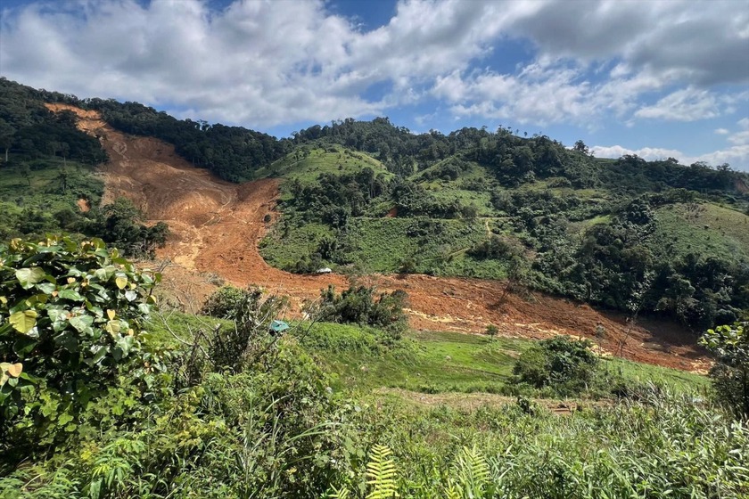 Khẩn cấp di dời 664 người dân sau sạt lở nghiêm trọng tại phía Tây Đà Nẵng - Ảnh 2.