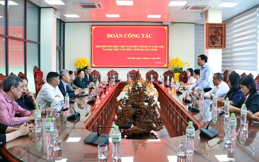 Trung ương Hội Khuyến học Việt Nam trao hỗ trợ học bổng tại Vân Đồn, Cô Tô (Quảng Ninh) - Ảnh 1.