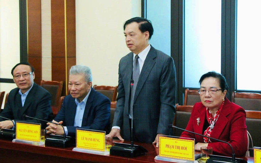 Trung ương Hội Khuyến học Việt Nam trao hỗ trợ học bổng tại Vân Đồn, Cô Tô (Quảng Ninh) - Ảnh 4.