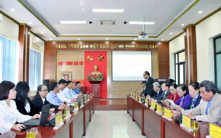 Trung ương Hội Khuyến học Việt Nam trao hỗ trợ học bổng tại Vân Đồn, Cô Tô (Quảng Ninh) - Ảnh 3.