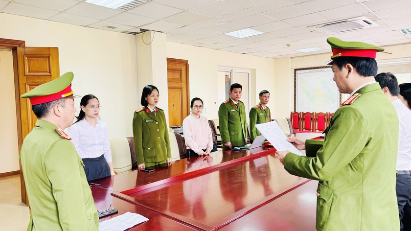 Bắt tạm giam cán bộ Ban quản lý dự án xây dựng lan can đá bờ kè bị gẫy đổ ở Lào Cai - Ảnh 2.