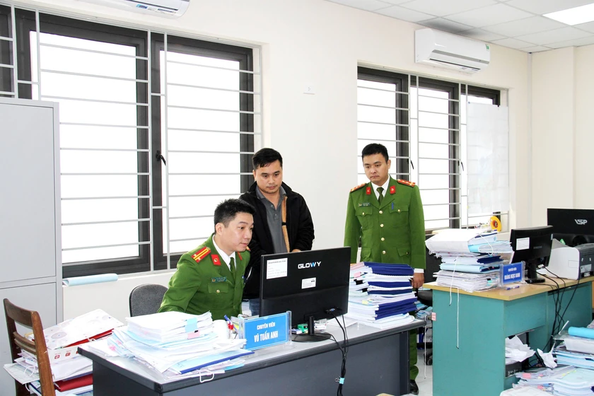 Bắt tạm giam cán bộ Ban quản lý dự án xây dựng lan can đá bờ kè bị gẫy đổ ở Lào Cai - Ảnh 3.