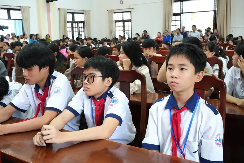 Quỹ khuyến học Phạm Văn Trình trao hơn 400 triệu học bổng cho học sinh nghèo vượt khó - Ảnh 3.