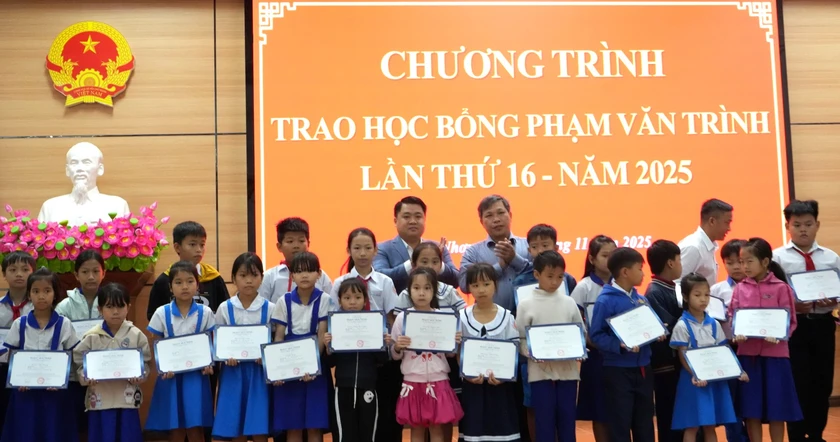 Quỹ khuyến học Phạm Văn Trình trao hơn 400 triệu học bổng cho học sinh nghèo vượt khó - Ảnh 2.