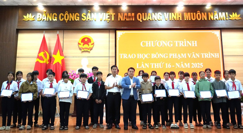 Quỹ khuyến học Phạm Văn Trình trao hơn 400 triệu học bổng cho học sinh nghèo vượt khó - Ảnh 1.