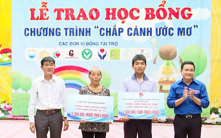 Nam sinh mồ côi ở Đồng Nai nhận học bổng 115 triệu đồng thực hiện ước mơ chinh phục tri thức - Ảnh 2.