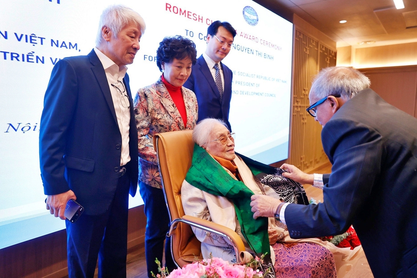 Nguyên Phó Chủ tịch nước Nguyễn Thị Bình xúc động nhận Giải thưởng Hòa bình Romesh Chandra - Ảnh 3.